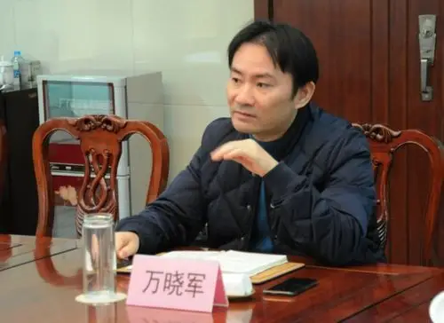 万晓军简要介绍了服装城的情况,并向考察小组汇报了服装城市场采购