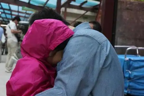 类似於*拥抱父母和孩子*的免费照片