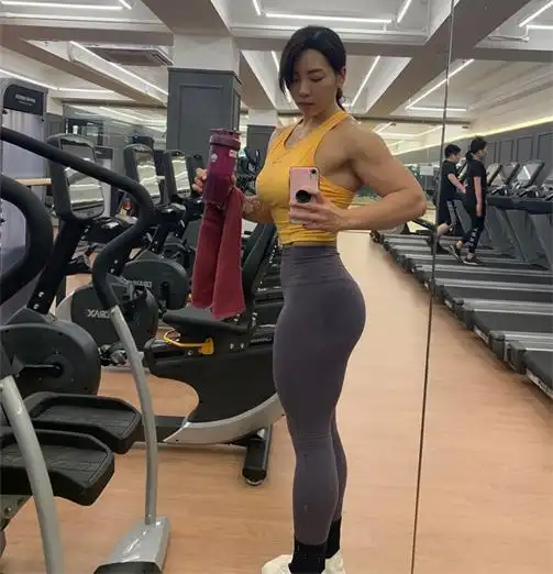 韩国肌肉女,手臂肌肉不逊色任何一位男士,同时也不失女孩的柔美