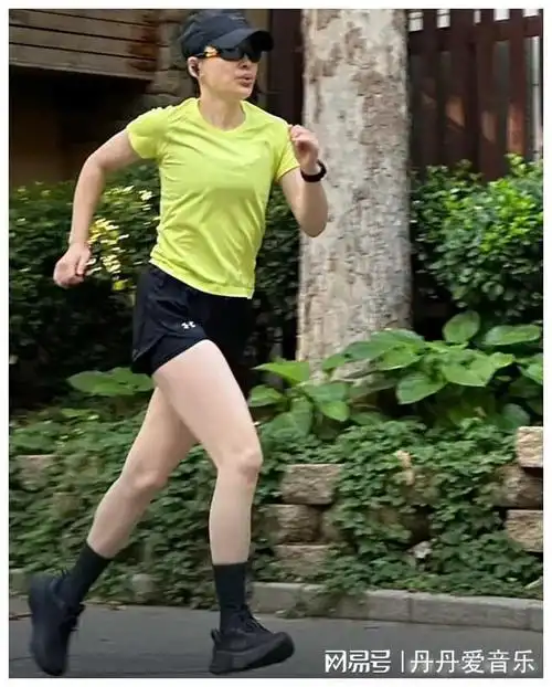 梅婷素颜健身秀身材剧组拍戏长胖5斤仍惊艳48岁仍有身材焦