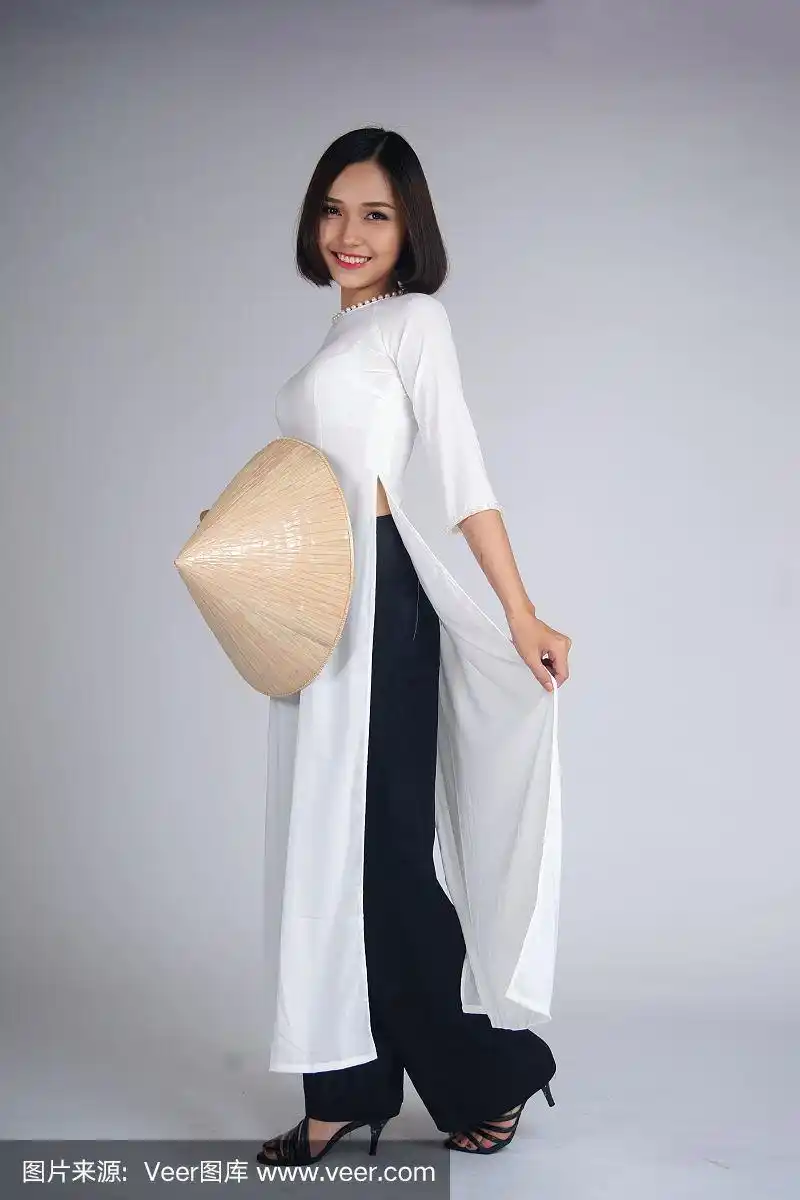 美丽的越南妇女穿着传统服饰