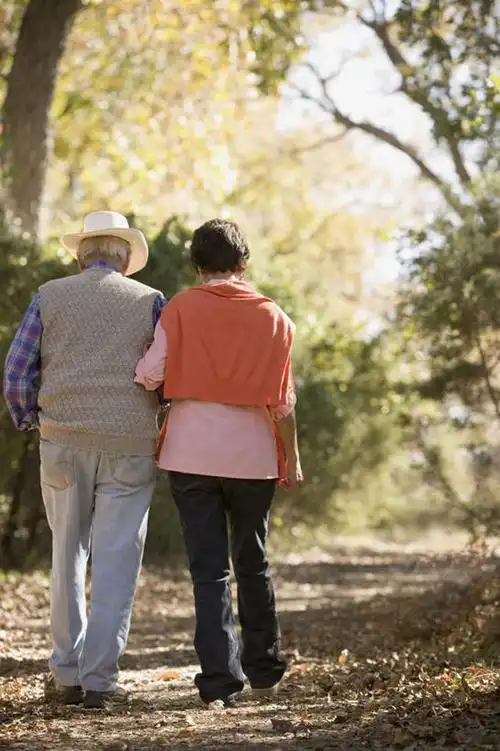 西方人,老年人,两个人,家庭,夫妻,走,竖图,室外,白天,爱情,草地,草坪