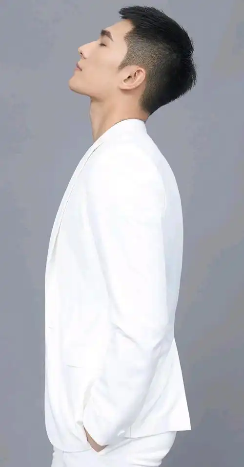 杨洋帅气图片,寸头造型清爽利落,充满阳刚之气