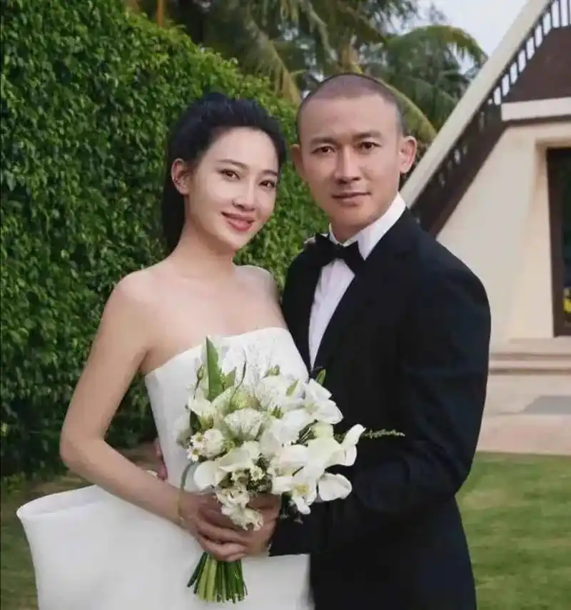 45岁的聂远真能藏,看到他的现任老婆,才知为啥沈傲君倒贴也终究转不了