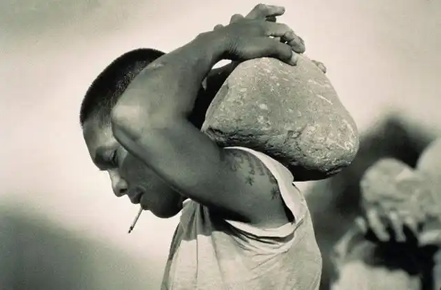 男人三十岁的时候为了事业,熬夜加班是家常便饭,参与酒局应酬更是理所