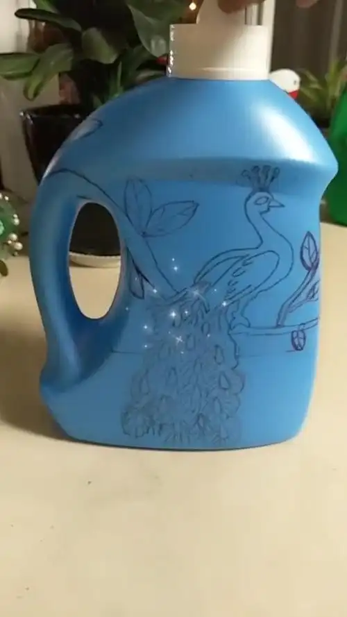 废变宝,洗衣液瓶做孔雀花盆画好的图案,下个视频出成品,喜欢的朋友点
