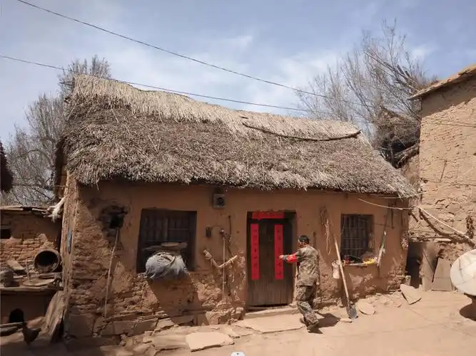 从三代人的"安居梦"看祖国的变化万千_茅草屋_父亲_楼房