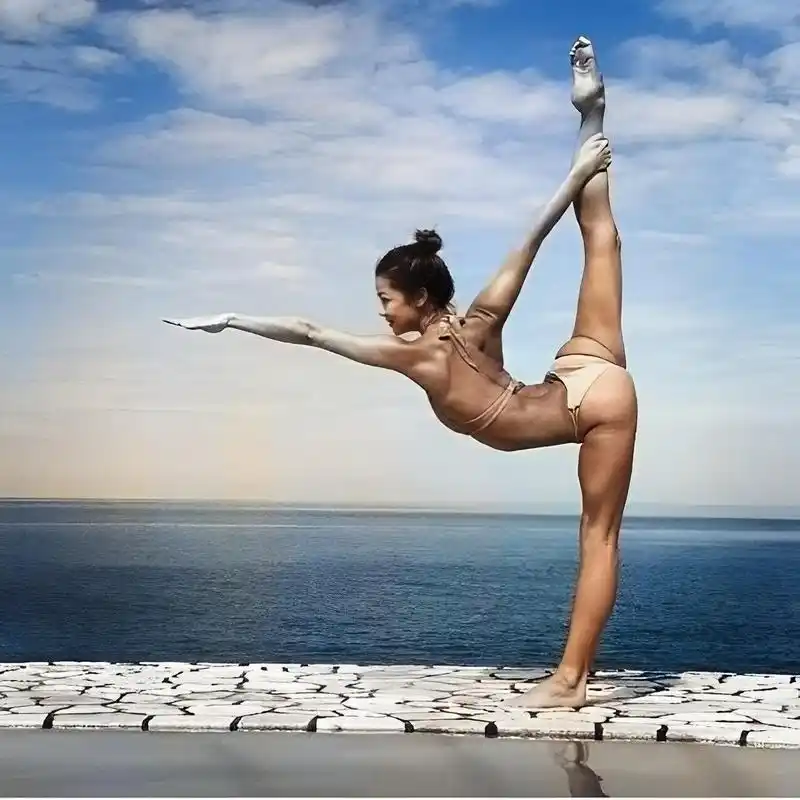 20世纪80年代,朱琳穿着一件蓝色的泳衣,五官精致,五官迷人,身材曲线