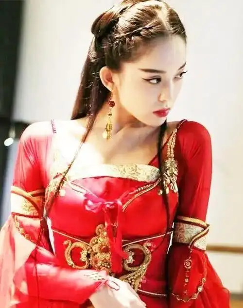 古力娜扎,这一身红衣古装,妖娆魅惑,显得格外美艳动人,特别是那双