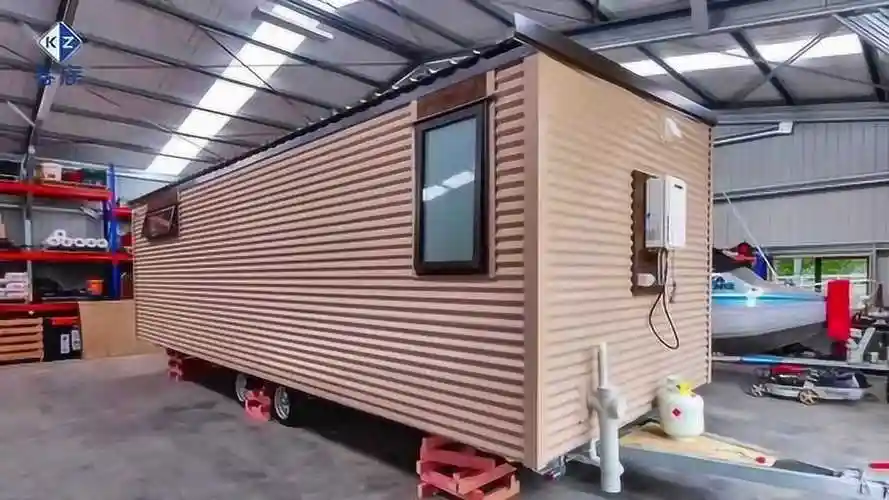 崭新的集装箱改造的房子还带轮子拖车挂上去就是房车了