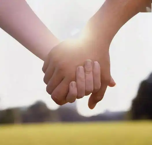 最是那十指紧扣的温暖