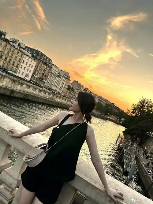 落日下的高圆圆#高圆圆落日余晖随拍,松弛感绝了,侧颜也太美了吧