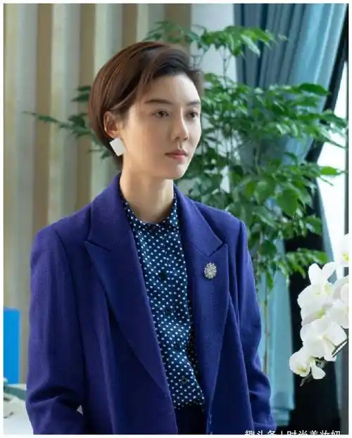 原创车晓剪短发更美了格纹西装配白色t恤高级大气大红唇a到爆