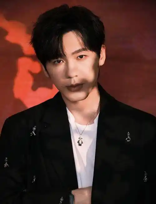 白宇亮相2022中国网络视听年度盛典黑色西装尽显魅力