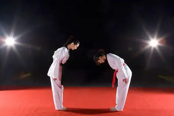 鞠躬图片鞠躬礼仪的基本要点和图片素材