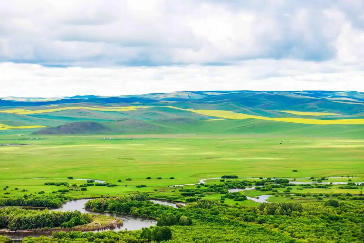 内蒙古有超刺激的网红秋千,能荡到俄罗斯,胆大的你敢去尝试吗_乌兰山