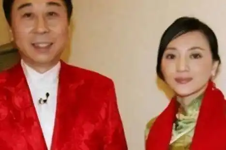 冯巩的妻子叫艾慧,他们是青梅竹马.