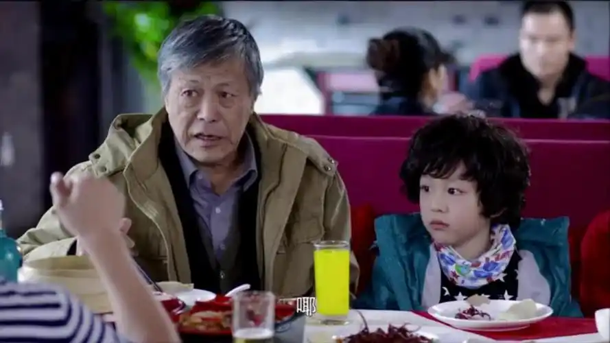 小爸爸:老父和儿子路见不平一声吼,却让文章糟了罪,挨打又道歉