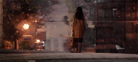 雪花寒冷背影美女gif动图_动态图_表情包下载_soogif