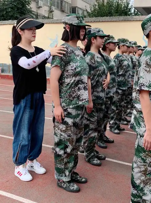 我和学生一起军训的日子
