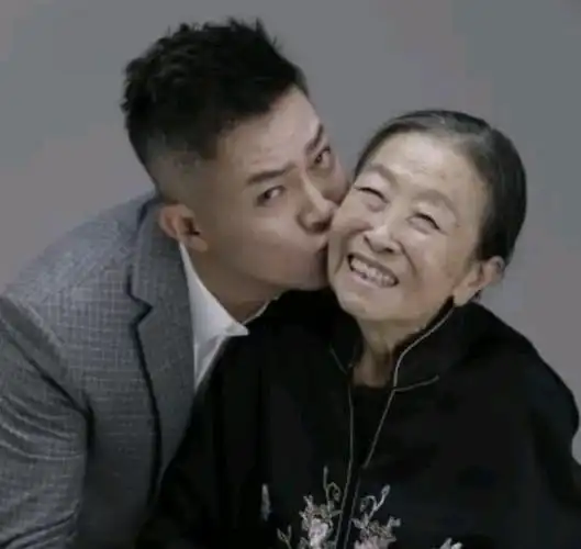 丑娘张少华因拼事业内疚替子还债晚年仍和老伴住40平房子