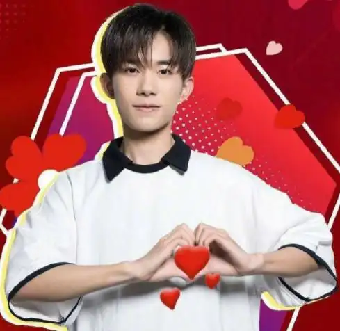 易烊千玺花样比心,小时候搞怪可爱,长大了耍酷变帅!