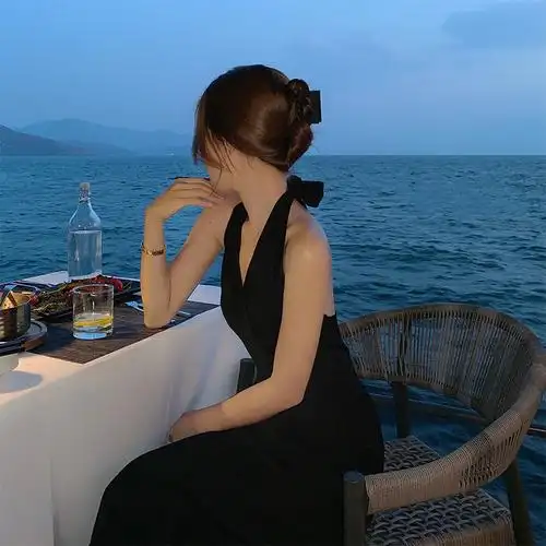 法式黑色无袖露背挂脖连衣裙夏季露肩质感气质收腰海边度假长裙女