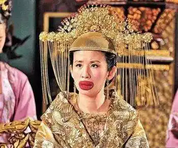 王晶赞她是女版周星驰,经典港片里的喜剧女王,扮丑搞笑古灵精怪,自毁