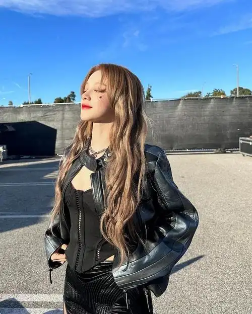 宋雨琦穿皮衣化身辣妹肩披卷发红唇又甜又酷