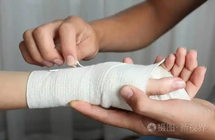 家伙绷带女孩的手