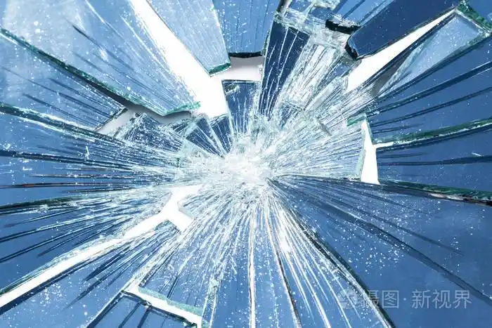 表面的破碎的镜子