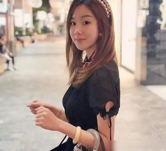 孟非罕见与女儿同框孟星亚长发披肩淡妆出镜24岁被称女神