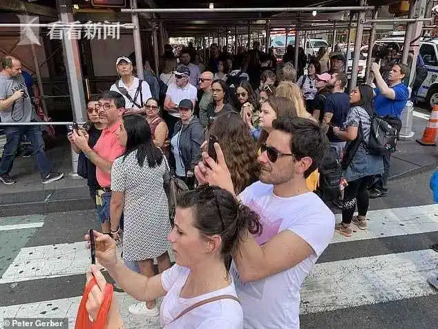 纽约时代广场广告牌突然起火,群众围观拍照