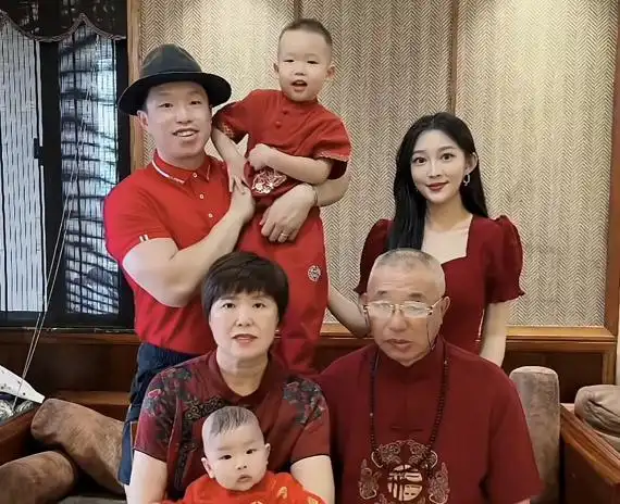 有媒体在社交平台上晒出一组照片,是德云社相声演员烧饼一家的全家福