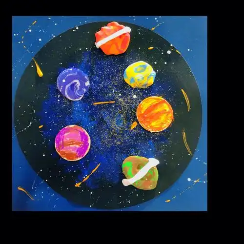 初步了解的八大行星,感受不同的色彩,会使用两种色彩的油画棒进行交替