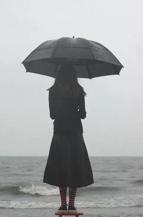 女人雨中打伞伤心图片,伤心女子下雨撑伞图片