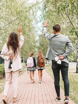 孩子们终于上学 i>了 /i>,家长们 i>都 /i>很高兴.回到学校.