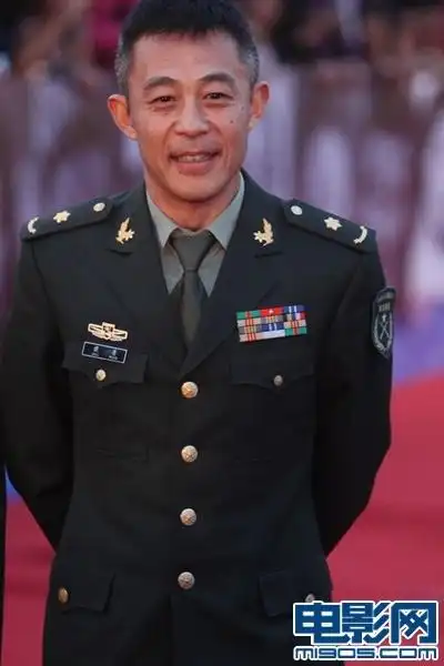 侯勇身着军装潇洒亮相