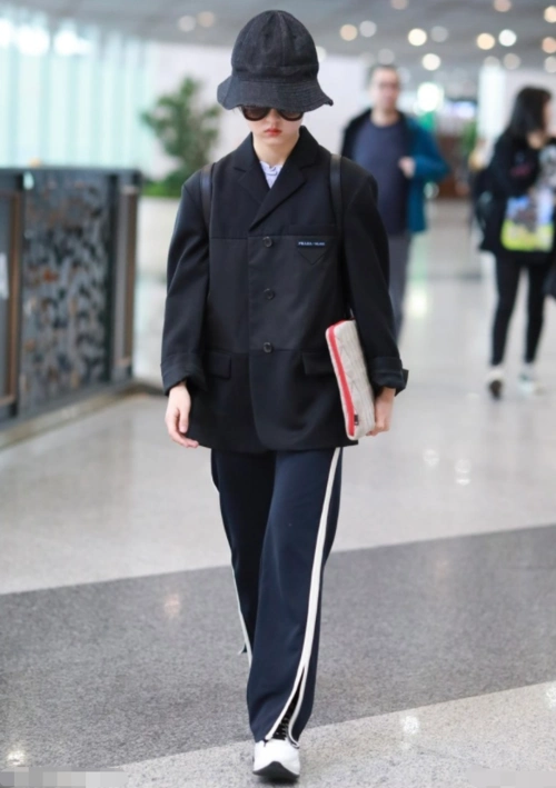 张子枫瘦了就是任性穿黑色西装配运动裤意外美出了新高度