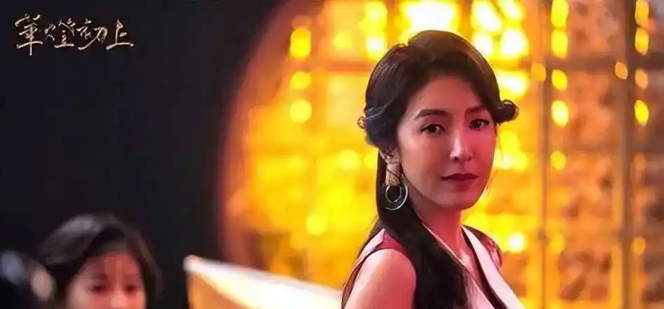 让她与工作人员试床戏,克服万难她书写自己辉煌_杨谨华_故事_篇文章