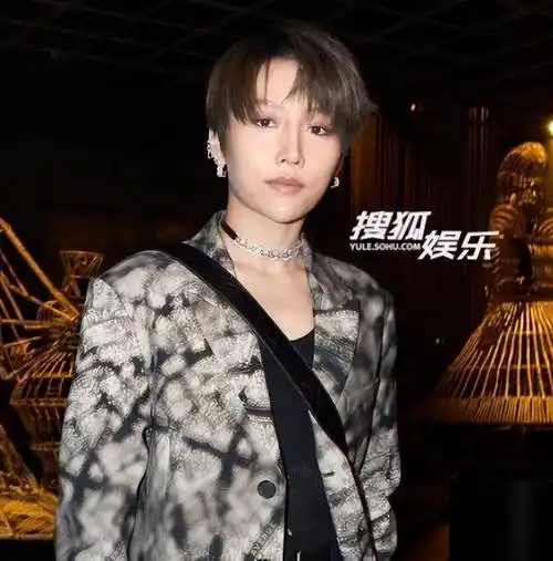 脸"混进巴黎时装周,撞上天然脸明星,简直是降维打击_顶流_唐嫣_吴昕