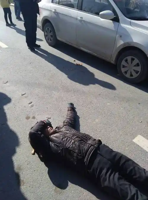 我哥们在路上走着被驾校练车的人撞了 .而且教练就在副驾驶.我哥们被