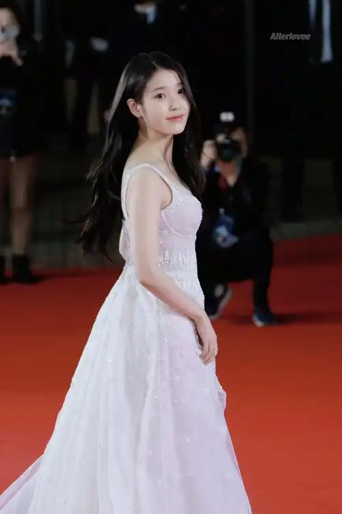 iu青龙奖红毯##iu李知恩电影broker