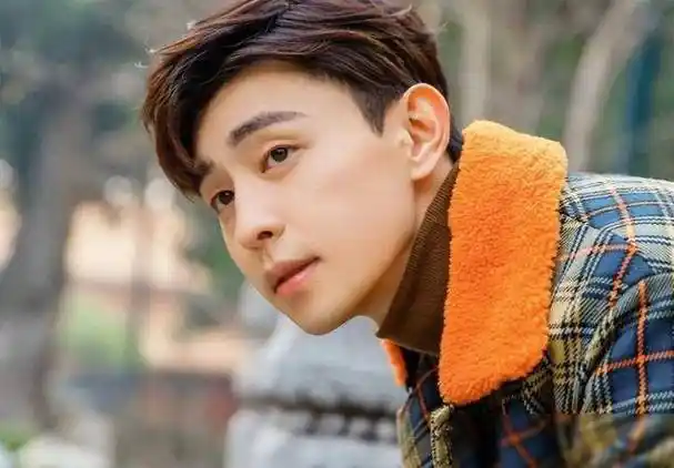 求学期间同学老师均对他持怀疑态度,邓伦备受打击,但坚信勤能补拙