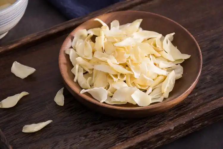 不宜直接咀嚼百合:宝宝年纪小,咀嚼能力还不强,不宜直接咀嚼食用百合