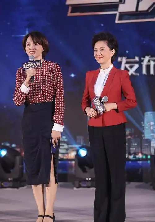 董卿衣品非一般!穿圆领上衣配包臀裙优雅高贵,波波头短发超洋气