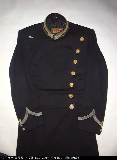明治十九式的军官上衣采用藏青色立领双排14枚铜纽扣长上衣领口袖口有