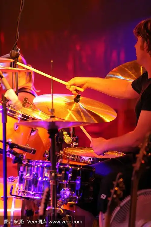 鼓手演奏的舞台镜头