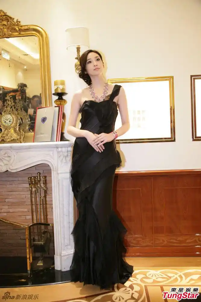 吴佩慈为珠宝走秀 身姿优雅气质华贵