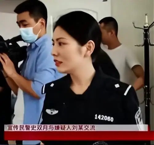 黑龙江一女警抓捕诈骗犯,发现嫌疑人是老同学,相认现场非常尴尬